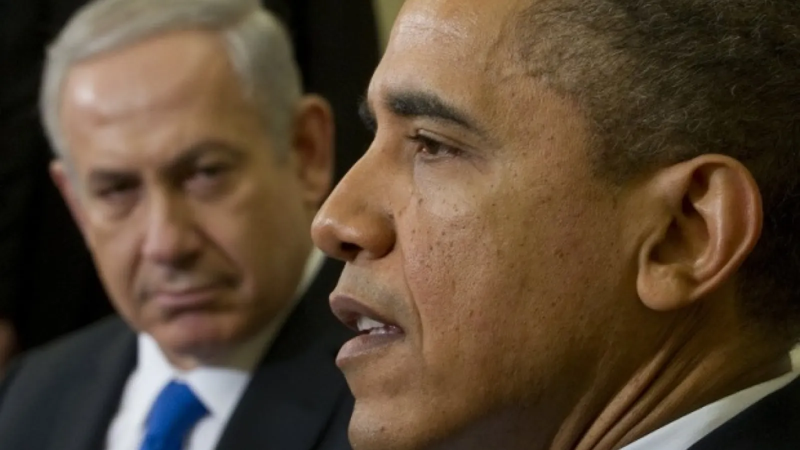 Picture of Obama, Netanyahu in background