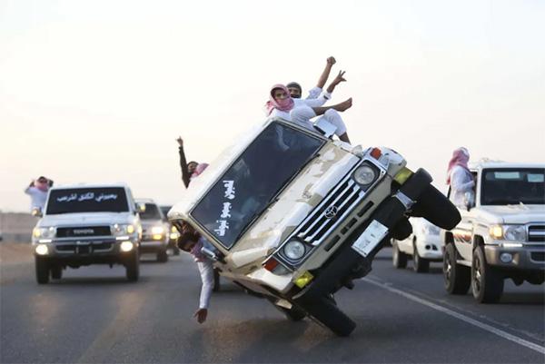 Picture of Saudi Tafhit drifting a car.
