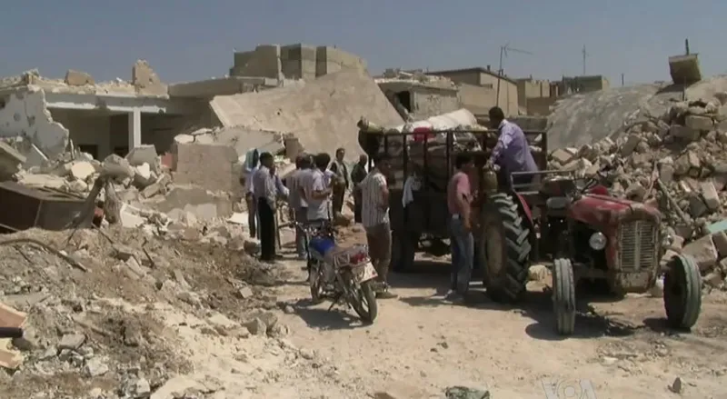 Azaz_Syria_during_the_Syrian_Civil_War_Displacement_with_Tractor_by_Guest625_at_wikimedia