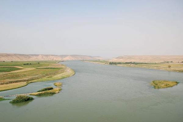 Image of the Euphrates at Zalabiyeh, near Halabiyeh, Syria, by Betramz, Wikimedia Commons, C.C. 3.0
